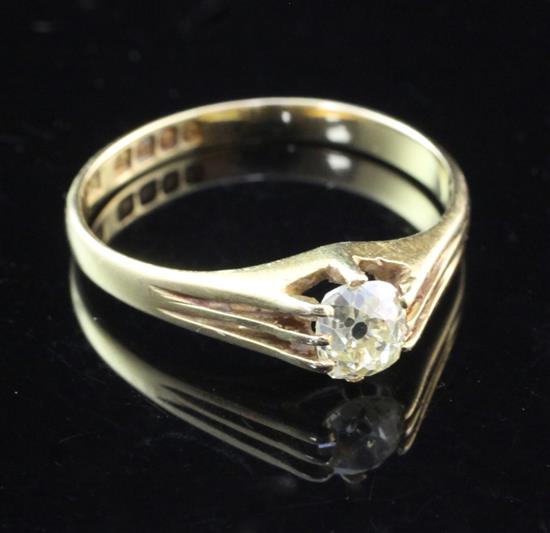 An Edwardian 18ct gold and claw set solitaire diamond ring, size T.